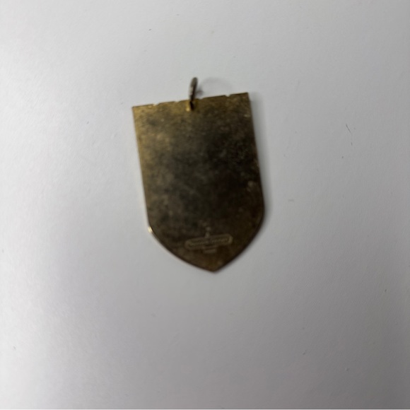 Medieval Times Crest Pendant Dinner & Tournament Keychain Enamel Gloss Gold VTG - Picture 6 of 15